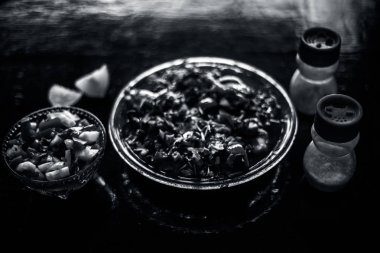 Popüler Hint & Asya öğle yemeği yani Bheja kızartma veya beyin kızartma fıskiyetuz ve karabiber ile birlikte bir cam tabakta.