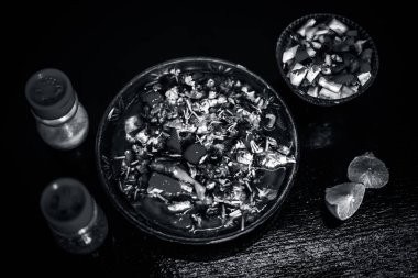 Popüler Hint & Asya öğle yemeği yani Bheja kızartma veya beyin kızartma fıskiyetuz ve karabiber ile birlikte bir cam tabakta.