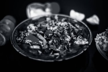 Popüler Hint & Asya öğle yemeği yani Bheja kızartma veya Beyin kızartma tuz ve karabiber ile birlikte fıskiyeler mercimek veya khichdi veya khichri ile bazı pirinç ile birlikte bir cam tabakta.