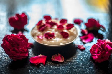 Popüler Hint & Asya Ramazan yemeği veya Ramazan tatlısı yani kheer cam bir tabakta bazı gül çiçekleri ve yaprakları ile birlikte.