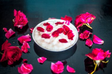 Popüler Hint & Asya Ramazan yemeği veya Ramazan tatlısı yani kheer cam bir tabakta bazı gül çiçekleri ve yaprakları ile birlikte.