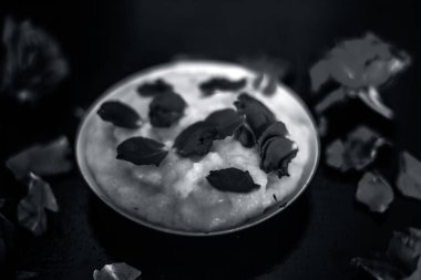 Popüler Hint & Asya Ramazan yemeği veya Ramazan tatlısı yani kheer cam bir tabakta bazı gül çiçekleri ve yaprakları ile birlikte.