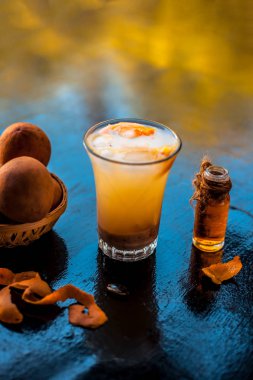 Ramazan içkisi veya ramazan içkisi de ahşap yüzey üzerinde bir yaz içki yani Chikoo sallamak veya chikoo falooda ham chikoo ile şeffaf bir cam ve konsantrasyon veya uçucu yağ veya özü de.