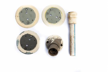 Metal detaylar ve boru beyaz arkaplanda izole edildi