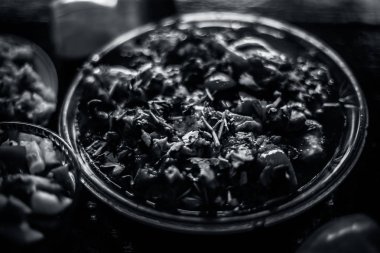 Popüler Hint & Asya öğle yemeği yani Bheja kızartma veya beyin kızartma bir cam tabak ve bazı salata bazı bajri ki roti ile birlikte fıskiyetuz ve karabiber ile birlikte bir cam tabakta.;