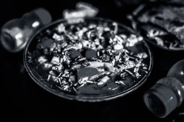 Popüler Hint & Asya öğle yemeği yani Bheja kızartma veya beyin kızartma bir cam tabak ve bazı salata bazı bajri ki roti ile birlikte fıskiyetuz ve karabiber ile birlikte bir cam tabakta.;