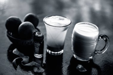 Ramazan içkisi veya ramazan içkisi de ahşap yüzeyüzerinde bir yaz içki yani Chikoo sallamak veya chikoo falooda çiğ chikoo ile şeffaf bir cam, konsantrasyonu ve bazı çiğ süt de.;