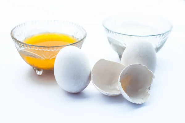 그릇에 우유와 계란에 최고의 에이징 — 스톡 사진