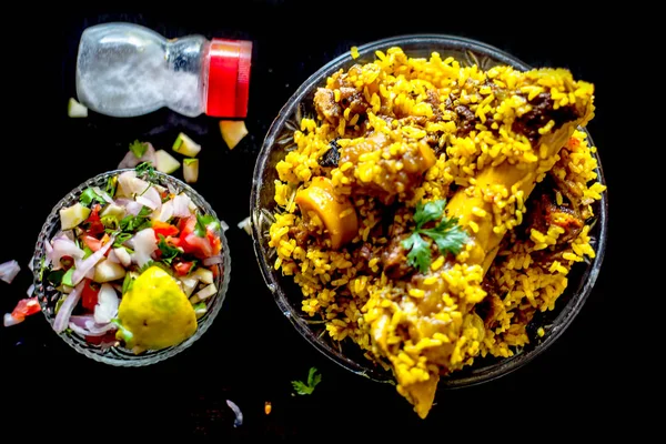 流行的印度和亚洲的卡梅西菜 即亚克尼或阿赫尼在玻璃板 以及一些沙拉和盐在黑色光泽表面 — 图库照片