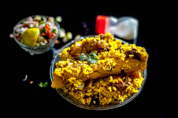 流行的印度和亚洲的卡梅西菜 即亚克尼或阿赫尼在玻璃板 以及一些沙拉和盐在黑色光泽表面 — 图库照片