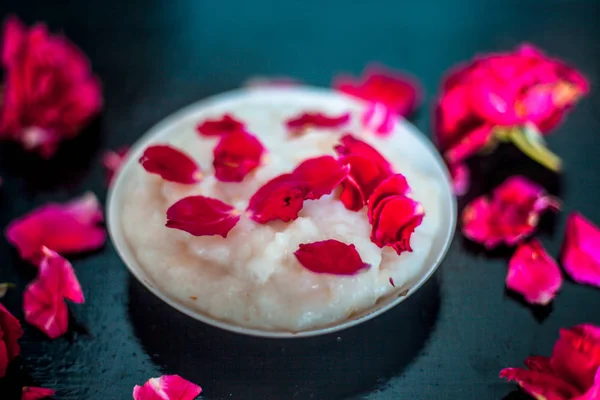 아시아 라마단 라마잔 디저트 접시에 꽃잎과 Kheer — 스톡 사진