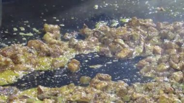 Tava üzerinde ünlü bhuna kızartma veya kaleji kızartma. Tava denilen büyük siyah renkli fritöz bhuna kızartma video kızartma video. Ramazan yemeği ve iftarda servis.