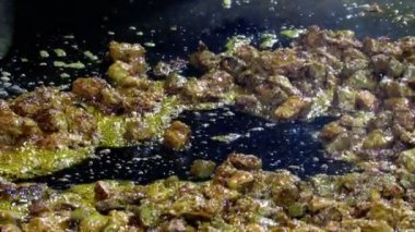 Tava üzerinde ünlü bhuna kızartma veya kaleji kızartma. Tava denilen büyük siyah renkli fritöz bhuna kızartma video kızartma video. Ramazan yemeği ve iftarda servis.