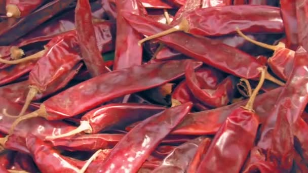 辛辣干燥著名的印度红辣椒在篮子在市场上与多利拍摄 — 图库视频影像