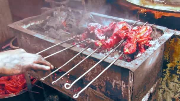 Vídeo Filmagens Grelhar Chiken Nas Grades Usando Carvão Outros Agentes — Vídeo de Stock