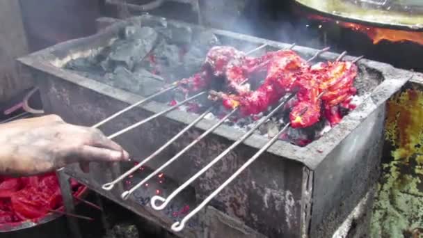 使用煤和其他天然调味剂在烤架上烤制凿子的视频 在叶塔中供应的斋月 拉姆赞的流行 — 图库视频影像