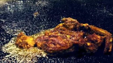 Ünlü Hint yemeği yani Tangdi. Içinde baharat olan ateşlenmiş bir tavuk bacağı. Siyah renkli büyük fritöz üzerinde kızartılmış. İftarda da servis.