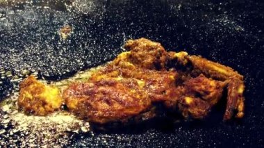 Ünlü Hint yemeği yani Tangdi. Içinde baharat olan ateşlenmiş bir tavuk bacağı. Siyah renkli büyük fritöz üzerinde kızartılmış. İftarda da servis.