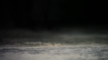 Odaya giren adama yaklaş. 