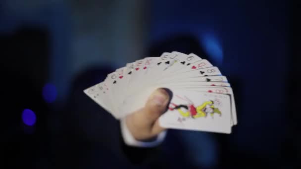 Homem Branco Mostrando Terno Baralho Cartas Suas Mãos Direção Câmera — Vídeo de Stock