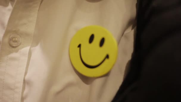 シャツに黄色の笑顔の看板 — ストック動画
