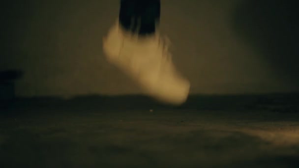 Beyaz Renkli Spor Ayakkabı Siyah Renkli Ayak Bileği Ağırlıkları Giyen — Stok video