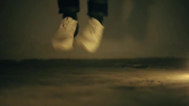 穿着白色运动鞋和黑色脚踝重量和做跳绳练习的腿的特写镜头 — 图库视频影像
