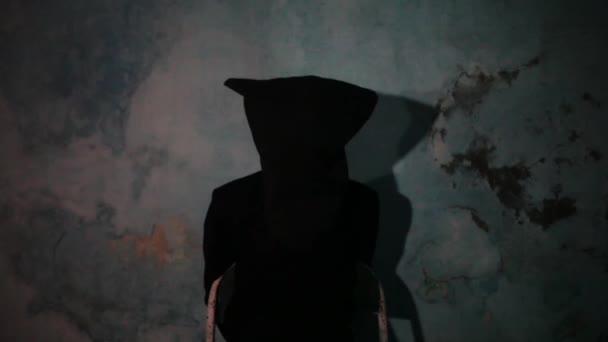 Мужчина Одетый Черный Наряд Сумкой Покрывающей Лицо — стоковое видео