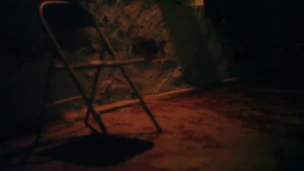 金属椅子的剪影 在黑暗和令人毛骨悚然的表面移动 点燃了蜡烛和灯笼 — 图库视频影像
