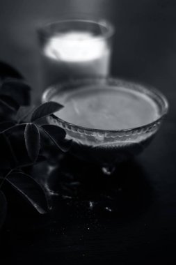 Ahşap yüzeyde kuruluk önleyici yüz paketi yani bir kapta bal ve süt le karıştırılan hing tozu ve yüzeyde bulunan tüm ham maddeler.