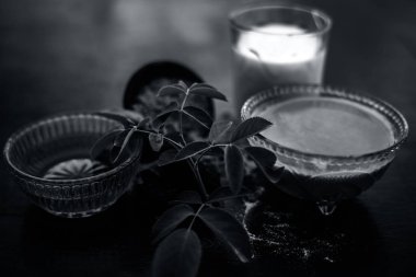 Ahşap yüzeyde kuruluk önleyici yüz paketi yani bir kapta bal ve süt le karıştırılan hing tozu ve yüzeyde bulunan tüm ham maddeler.