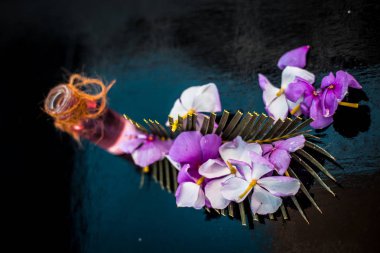 Bazı biberiye çiçekleri ile birlikte bir cam şişe biberiye çiçek Esansiyel çıkarılan yağ.