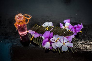 Bazı biberiye çiçekleri ile birlikte bir cam şişe biberiye çiçek Esansiyel çıkarılan yağ.