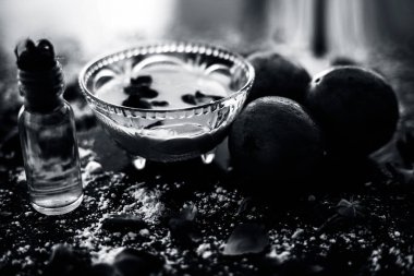 Ahşap yüzeyde kuru ayaklar için mükemmel bir çözüm yani Bir kase de Hint yağı ve besan unu ile karışık Chikoo hamuru.