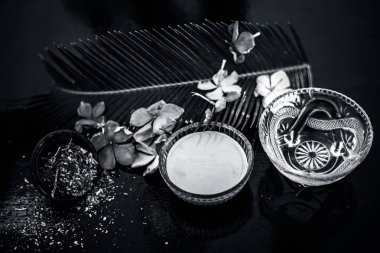 Kurutulmuş Biberiye yaprakları ve su ahşap yüzeyüzerinde biberiye şampuan yapmak için Malzemeler,.