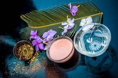 Kurutulmuş Biberiye yaprakları ve su ahşap yüzeyüzerinde biberiye şampuan yapmak için Malzemeler,.