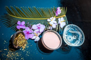 Kurutulmuş Biberiye yaprakları ve su ahşap yüzeyüzerinde biberiye şampuan yapmak için Malzemeler,.