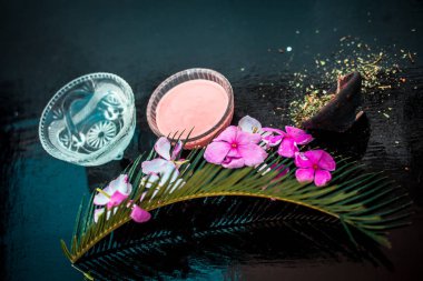 Kurutulmuş Biberiye yaprakları ve su ahşap yüzeyüzerinde biberiye şampuan yapmak için Malzemeler,.