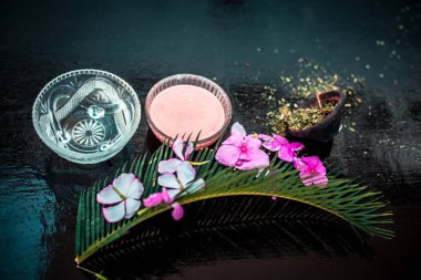 Kurutulmuş Biberiye yaprakları ve su ahşap yüzeyüzerinde biberiye şampuan yapmak için Malzemeler,.