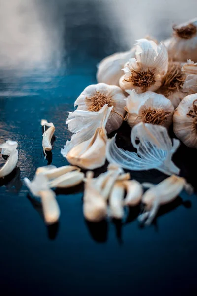 Fresh Garlic Bulbs Lasun Wooden Surface Some Fried Garlic Cloves — Stock Photo, Image