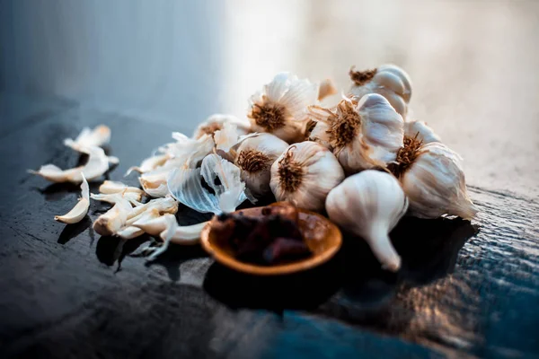 Świeże Cebulki Czosnku Lub Lasun Powierzchni Drewnianej Wraz Niektórymi Smażone — Zdjęcie stockowe