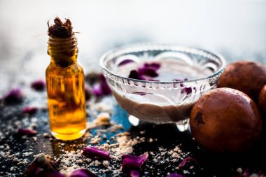Ahşap yüzeyde kuru ayaklar için mükemmel bir çözüm yani Bir kase de Hint yağı ve besan unu ile karışık Chikoo hamuru.