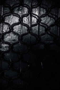 Demirleme ızgarası olan duvar, siyah ve beyaz