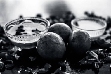 Sapodilla hamuru iyi ellerde şişkinlik için ahşap yüzeyinde bir cam kase çiğ süt ile karışık.