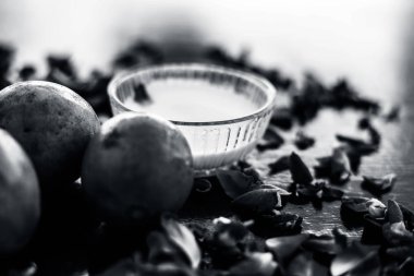 Sapodilla hamuru iyi ellerde şişkinlik için ahşap yüzeyinde bir cam kase çiğ süt ile karışık.