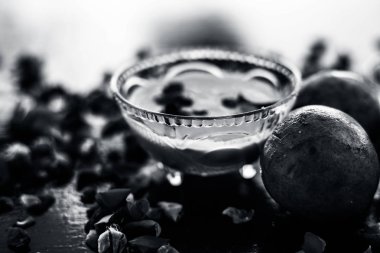 Sapodilla hamuru iyi ellerde şişkinlik için ahşap yüzeyinde bir cam kase çiğ süt ile karışık.