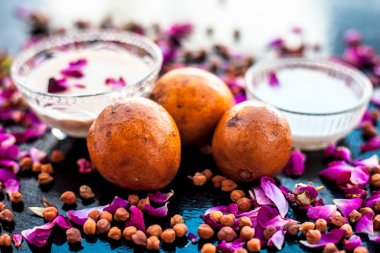 Sapodilla veya chikoo yüz paketi iyi süt ve besan veya nohut unu ile karışık Sapodilla hamuru oluşan ahşap yüzeyüzerinde mat buruşuk cilt üzerinde parlaklık geri almak için.