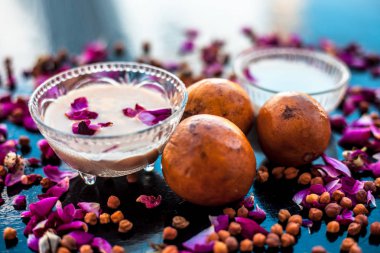 Sapodilla veya chikoo yüz paketi iyi süt ve besan veya nohut unu ile karışık Sapodilla hamuru oluşan ahşap yüzeyüzerinde mat buruşuk cilt üzerinde parlaklık geri almak için.
