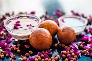 Sapodilla veya chikoo yüz paketi iyi süt ve besan veya nohut unu ile karışık Sapodilla hamuru oluşan ahşap yüzeyüzerinde mat buruşuk cilt üzerinde parlaklık geri almak için.