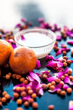 Sapodilla veya chikoo yüz paketi iyi süt ve besan veya nohut unu ile karışık Sapodilla hamuru oluşan ahşap yüzeyüzerinde mat buruşuk cilt üzerinde parlaklık geri almak için.